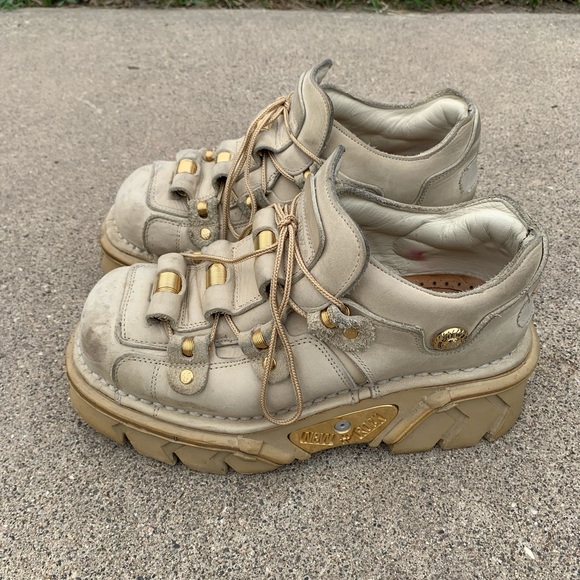 Rare tan new rocks, size 8.5 fit like a 9 - Picture 2 of 4